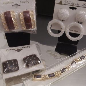 NWTS 3 SETS OF CLIP ON EARRINGS & 1 BRACELET B203